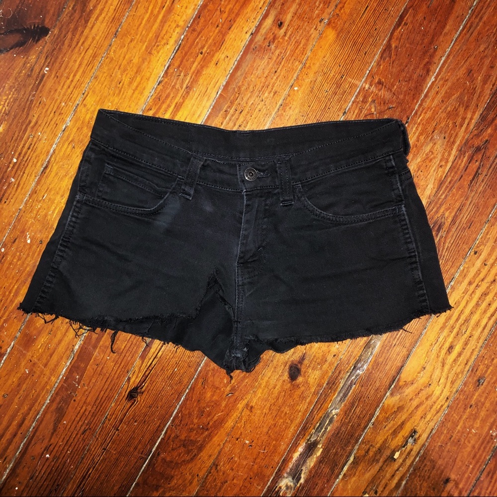 Cut off Levi’s short-shorts